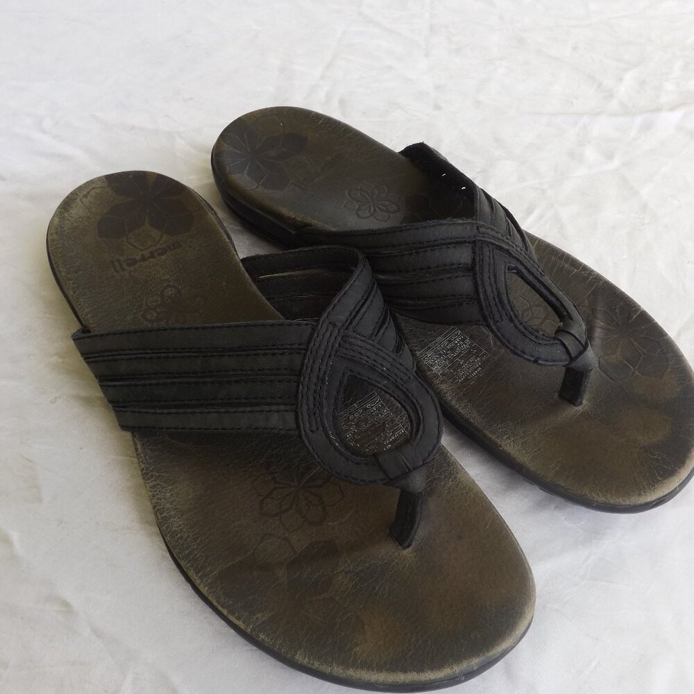 Merrell Leather Flip Flop Womens Size US 7 Floral Stitching on Heels